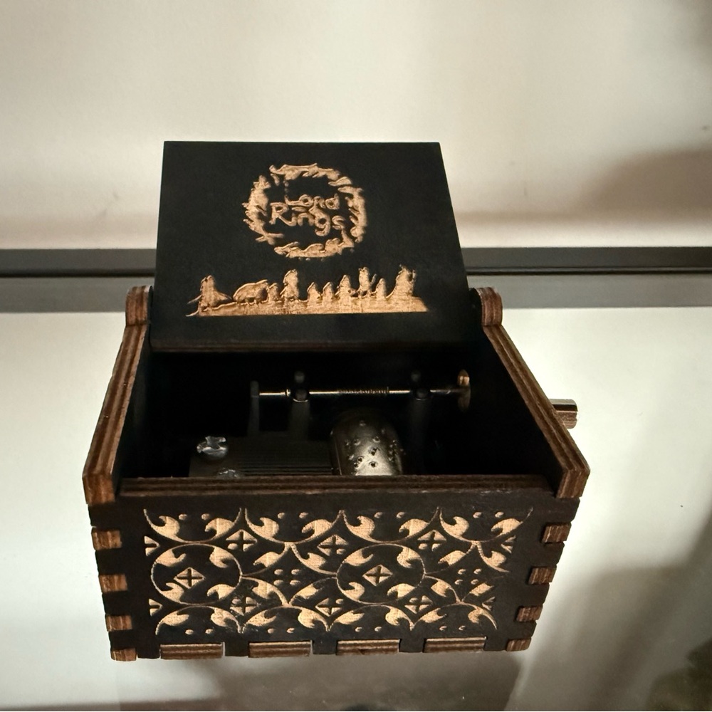 Lord of the rings music box plays theme song